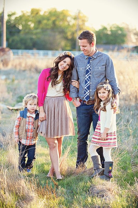 What to Wear for Outdoor Family Pictures (Learn the Best Colors for Fall)